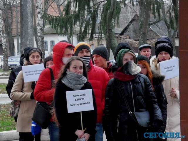 Студенты устроили митинг под зданием МВД в Сумах. Фото: А.Василега