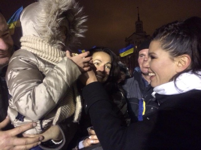 Руслана лично кормила митингующих тортом. Фото: "Фейсбук" Русланы