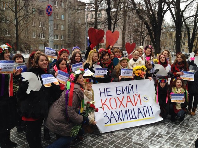 Девушки с Евромайдана зазывали милиционеров на свидания. Фото: facebook.com/RuslanSenichkin