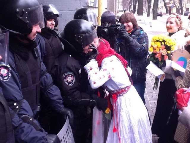 Девушки с Евромайдана зазывали милиционеров на свидания. Фото: facebook.com/RuslanSenichkin