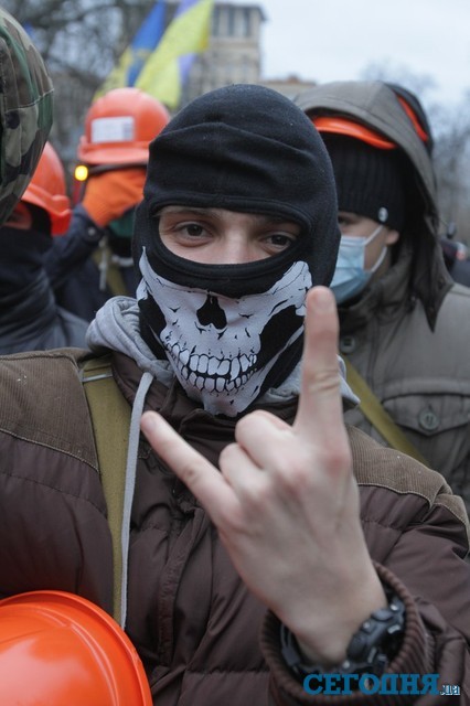 Люди на Евромайдане улыбаются и верят в приближение хороших перемен | Фото: Анастасия Искрицкая