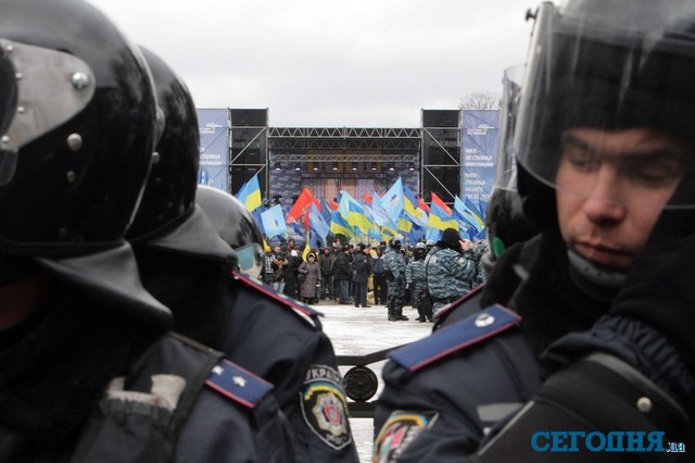 Митинг регионалов усиленно охраняет милиция | Фото: Анастасия Искрицкая