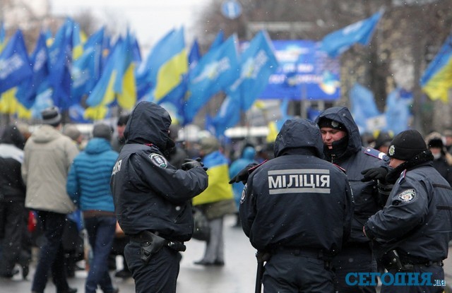 Митинг регионалов усиленно охраняет милиция | Фото: Анастасия Искрицкая