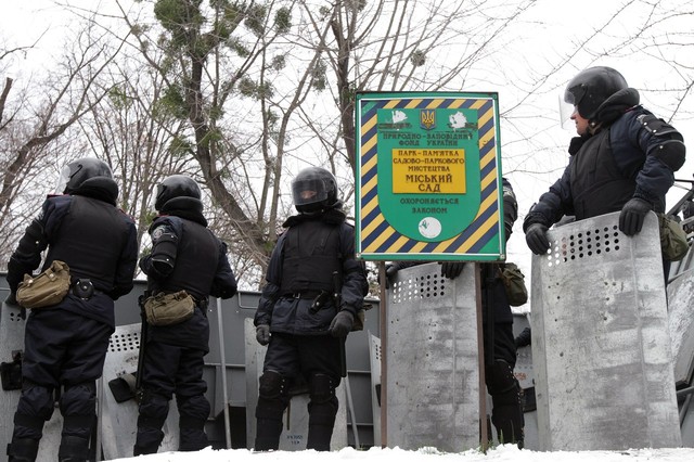 Возле киевскиз админзданий – "Беркут" и милиция с дубинками | Фото: Анастасия Искрицкая