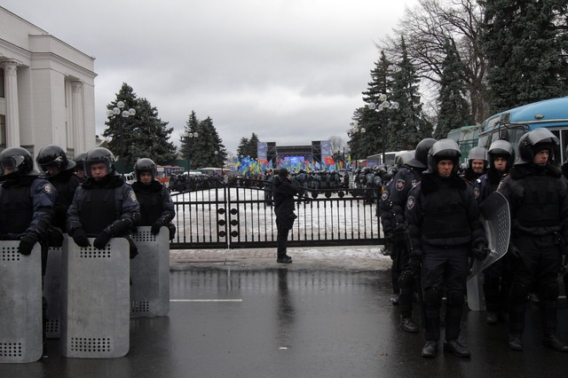Возле киевскиз админзданий – "Беркут" и милиция с дубинками | Фото: Анастасия Искрицкая