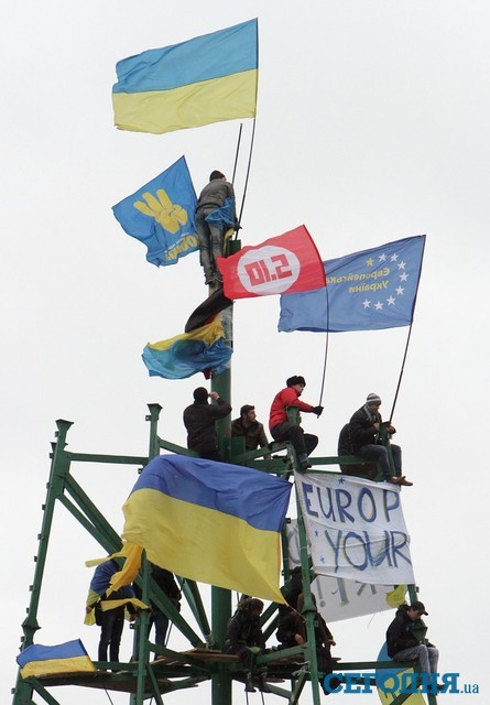 Елку оккупировали митингующие | Фото: Анастасия Искрицкая