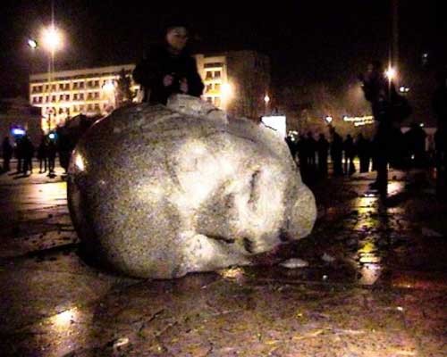 В Киеве снесли памятник Ленину. Фото: Вконтакте