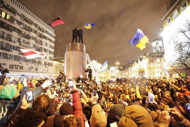 В Киеве снесли памятник Ленину. Фото: Andrey Girchuk