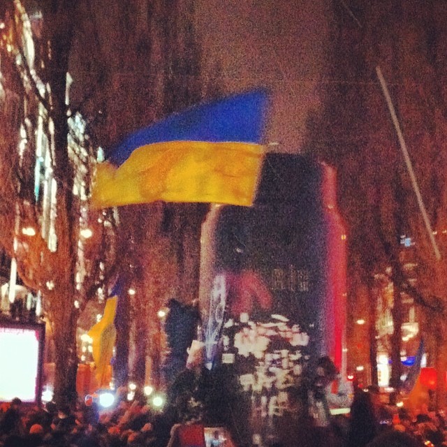 В Киеве снесли памятник Ленину. Фото: Сергей Лещенко