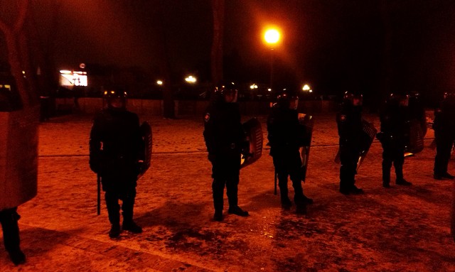 По периметру стоят бойцы с палками. Фото: Олег Апостолов 
