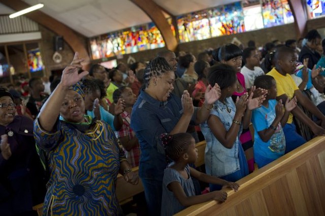Траур. Воскресенье жители ЮАР провели в молитвах. Фото AFP