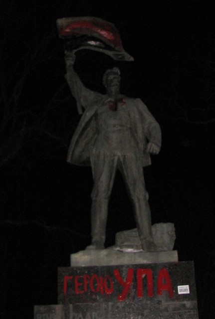 Неизвестные разрисовали памятник участникам Январского восстания. Фото ТСН 