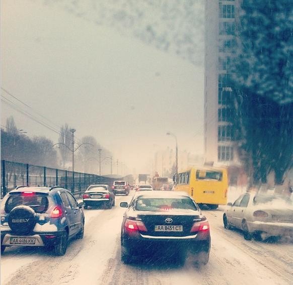 Жители выкладывают в Instagram фото заснеженного Киева. Фото: alexanderred