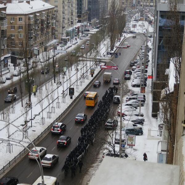В центр Киева сгоняют военных и технику. Фото: ICTV