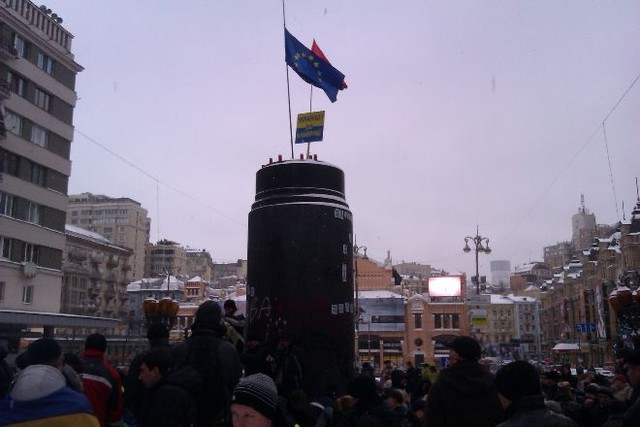 Вчера активисты разрушили памятник Ленину в Киеве
