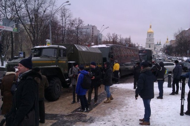 На Михайловскую площадь приехали автобусы с сотрудниками внутренних войск Украины