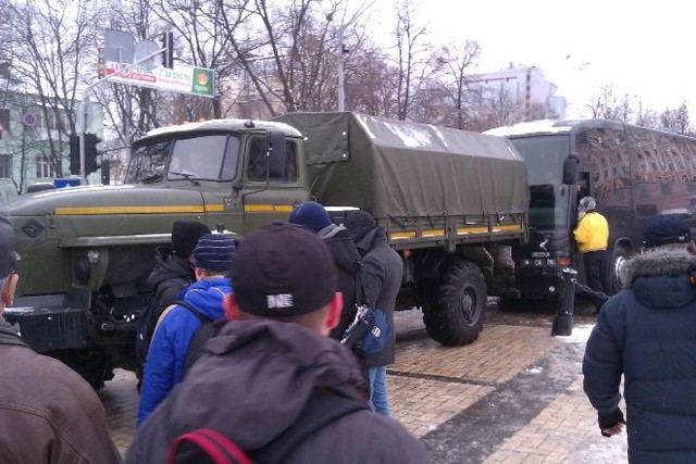 На Михайловскую площадь приехали автобусы с сотрудниками внутренних войск Украины