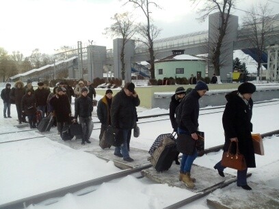 Пассажиры сломавшегося Hyundai уехали из Лозовой на двухэтажном поезде Skoda | Фото: Анастасия Искрицкая