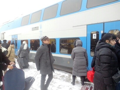 Пассажиры сломавшегося Hyundai уехали из Лозовой на двухэтажном поезде Skoda | Фото: Анастасия Искрицкая