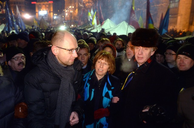 Эштон и Яценюк гуляли по Майдану, фото AFP