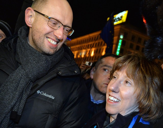 Эштон и Яценюк гуляли по Майдану, фото AFP