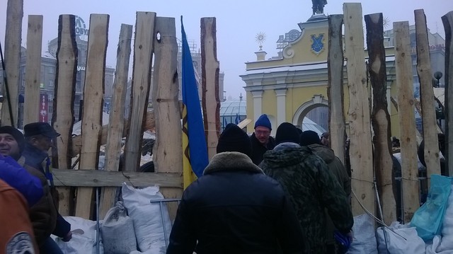 Митингующие установили на Майдане деревянный забор. Фото: Ревнова А., Сегодня.ua