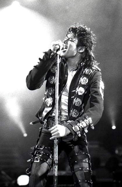 Майкл Джексон<br />
Майкл Джексон (1958  —2009) — американский артист, автор и исполнитель песен, танцор, композитор. Cамый успешный исполнитель в истории поп-музыки, обладатель 15 премий Грэмми и сотен других. 25 раз занесен в Книгу рекордов Гиннесса; в мире продано порядка миллиарда копий альбомов Джексона. Майкл Джексон дважды представал перед судом  по обвинению в растлении несовершеннолетних, оба раза мальчиков. В 1993 году его обвинили в растлении 13-летнего Джордана Чандлера. Джордан был фанатом Джексона и часто бывал у него на ранчо 