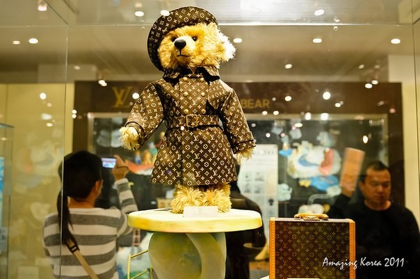3. Мишка Тедди от Steiff в Louis Vuitton. Цена: 2,1 млн. долларов<br />
Самый дорогой в мире мишка Тедди был создан в 2000 году немецкой компанией Steiff. Есть предположение, что именно этот производитель в начале XX века сшил первого плюшевого мишку в мире. В скором времени эти милые медвежата получили имя 