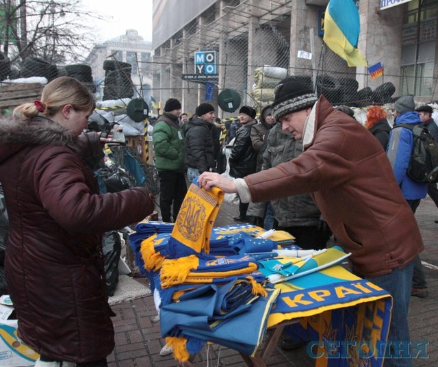 На Евромайдане отмечают праздник и строят баррикады | Фото: Григорий Салай