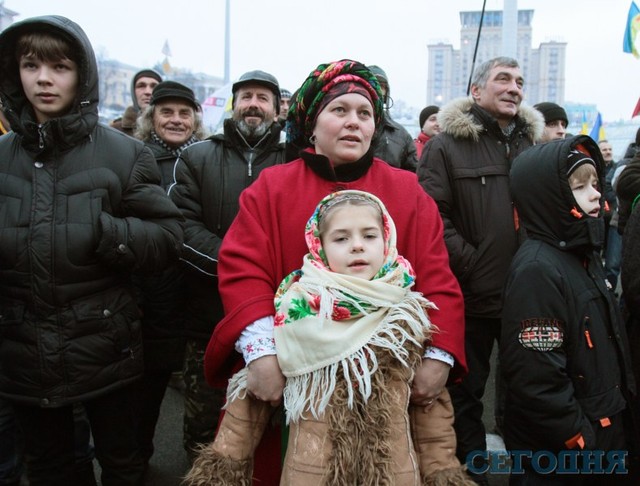 На Евромайдане отмечают праздник и строят баррикады | Фото: Григорий Салай