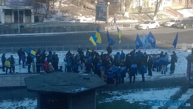 Люди с флагами возле м."Кловская". Фото И.Золотар