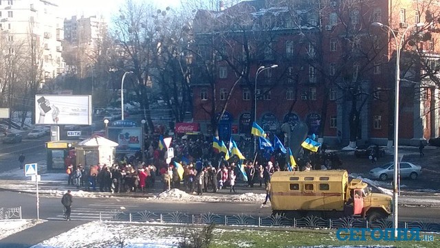 Люди с флагами возле м."Кловская". Фото И.Золотар