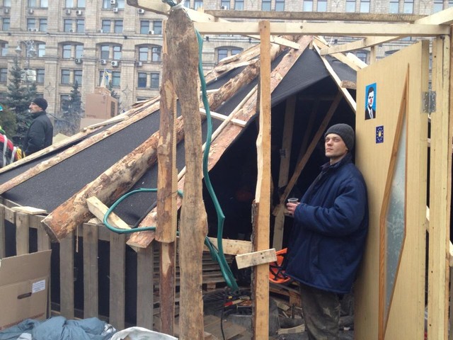 На Майдане строят колыбы. Фото: Мыхайлина Скорык