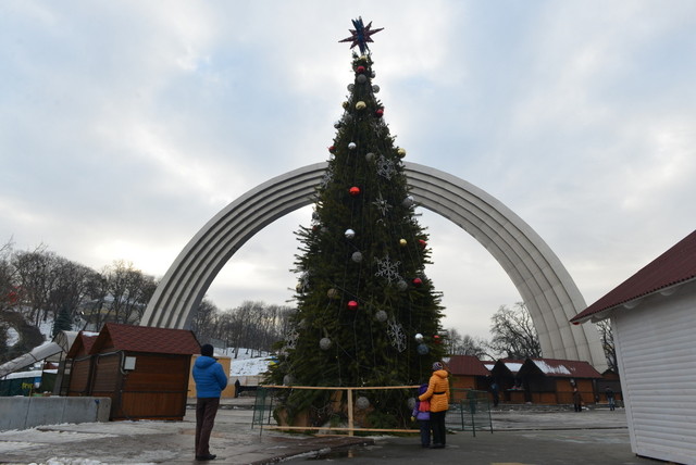 Новая главная елка Киева – невысокая и натуральная. Фото: Взгляд