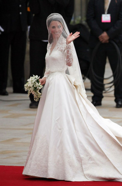 1.Свадебное платье от  Александра МакКуин, украшено кружевными цветами – символами разных частей Соединенного Королевства. Платье было похоже на свадебный наряд Грейс Келли. Стоимость платья – 400 тысяч долларов.