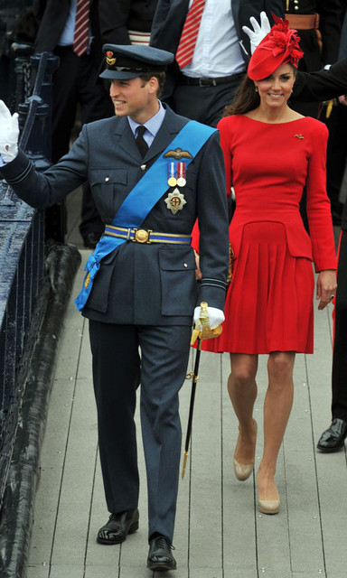 5.Герцогиня Кейт  на бриллиантовом юбилее правления королевы Елизаветы II. Платье от  Александра МакКуин, стоимостю-3,570 долларов.<br />
