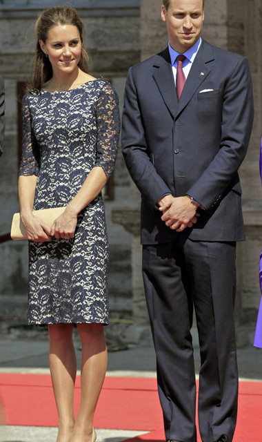 6.Принц Уильям и  Герцогиня Кембриджская Кейт в  международном аэропорту Оттавы, Канада. Кейт спустилась по трапу в кружевном платье от Erdem коллекции  2012 года, и в  туфлях L.K. Bennett. Стоимость платья – 3,175 долларов.
