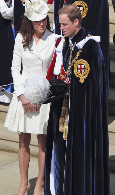 7.На церемонии Ордена Подвязки в Виндзоре. Кейт выделилась пастельным пальто от  Александра МакКуин. Стоимость пальто-2,570 долларов.<br />

