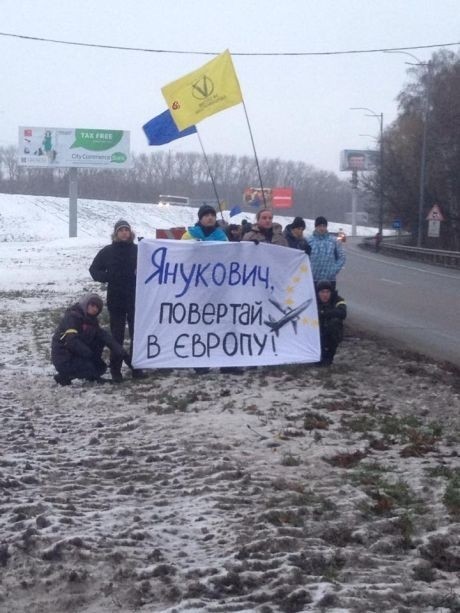 Протестующие "провожают" Януковича в Москву. Фото: Gazeta.ua