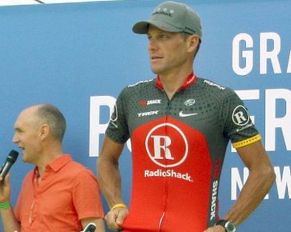 Лэнс Армстронг<br />
Лэнс Армстронг — американский шоссейный велогонщик; единственный спортсмен, 7 раз финишировавший первым в общем зачете Тур де Франс (1999—2005). В 2012 году был пожизненно дисквалифицирован, за применение допинга и лишен всех титулов начиная с 1998 года. 2 октября 1996 года лечащий врач обнаружил у Армстронга запущенный рак яичек, метастазы распространились уже в брюшную полость, в легкие и головной мозг. Шансов выжить было 20 %. Последовали операции по удалению яичка и образований в мозге. К счастью, опухоли в мозге оказались мертвыми клетками. Лэнс пошел на новейшие агрессивные методы химиотерапии, которая могла дать и побочный эффект. Но рак отступил. Армстронг получил шанс на новую жизнь.<br />
