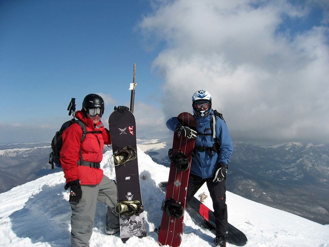 Экстремалы. Для сноубордистов склоны крымских гор привлекательны, но богаты неприятными сюрпризами. Фото: alp.org.ua