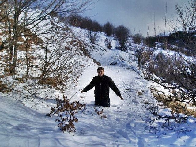На горных дорогах. Снежный покров может скрывать глубокие провалы. Фото: krym4x4.com<br />
