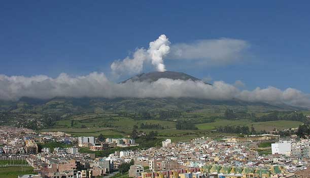 5. Вулкан Галерас<br />
Галерас— вулкан, расположенный в Южной Америке, на территории Колумбии, недалеко от города Пасто. Высота вулкана достигает 4276 метров над уровнем моря, диаметр у основания более 20 километров. Диаметр кратера — 320 метров, глубина кратера — более 80 метров. По предположениям геологов и вулканологов, за последние 7 тысяч лет на Галерасе произошло не менее шести крупных извержений и множество мелких. Лишь на протяжении одного XVI столетия здесь было зарегистрировано более двадцати извержений. В 1993 году при проведении исследовательских работ в кратере погибло шесть геологов (тогда тоже началось извержение). В ноябре 2006 года в связи с угрозой крупного извержения из окрестных посёлков были эвакуированы более восьми тысяч жителей. 26 августа 2010 года власти Колумбии приступили к эвакуации около 9 тысяч человек, проживающих поблизости от вулкана Галерас. В регионе объявлена тревога наивысшей 