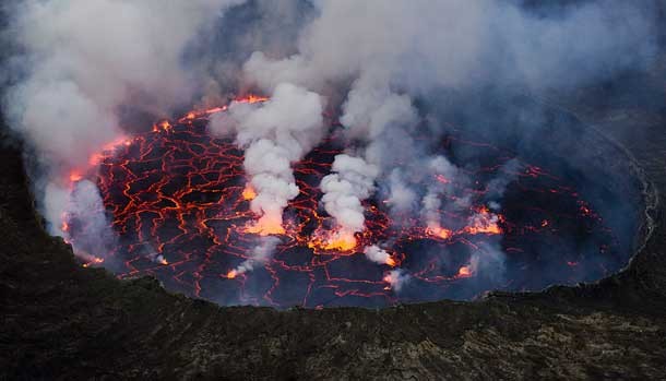 7. Вулкан Ньирагонго<br />
Ньирагонго — вулкан в африканских горах Вирунга в 20 км к северу от озера Киву на приграничной с Руандой конголезской территории. С 1882 года было зарегистрировано 34 извержения; при этом бывало и так, что вулканическая активность непрерывно продолжалась в течение многих лет. Главный кратер вулкана имеет 250 метров в глубину и 2 км в ширину; в нём иногда образуется озеро лавы. Лава Ньирагонго необычайно жидкая и текучая. Подобные особенности вызваны особым химическим составом — она содержит очень мало кварца. Таким образом, во время извержения потоки лавы, текущие по склону вулкана, могут достигать скорости 100 км/ч. На Ньирагонго и находящимся рядом вулкане Ньямлагира произошло 40 % всех наблюдаемых извержений в Африке. Одно из наиболее сильных извержений Ньирагонго произошло в 1977 году; тогда от огненных потоков погибло несколько сотен человек.<br />

