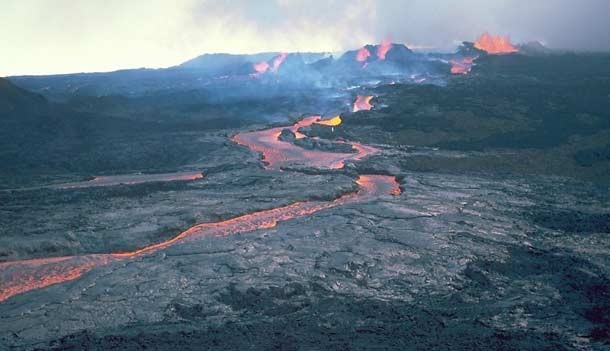 10. Вулкан Мауна-Лоа<br />
Вулкан Мауна-Лоа – действующий вулкан, находится в США, на острове Гавайи. Расположен на территории Гавайского национального парка. Высота вулкана 4169 м над уровнем моря. Это самый высокий и самый большой по объему вулкан на Земле, если считать и высоту его подводного цоколя, лежащего на глубине около 4500 м. Сам кратер около 6.5 км в окружности. Извержения в 1926 и 1950 годах разрушили несколько деревень. Последнее сильное извержение вулкана произошло в 1950 году, при котором в кратере возникло лавовое озеро, на склонах по трещинам начали изливаться потоки лавы. На вулкане располагается вулканологическая станция, постоянные наблюдения ведутся с 1912 года. Кроме того, на Мауна-Лоа расположены атмосферная и солнечная обсерватории.<br />

