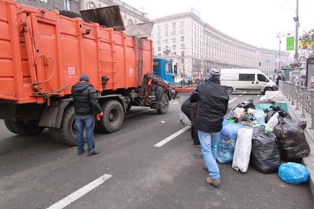 Митингующие с коммунальщиками наводили порядок на Евромайдане. Фото: Facebook