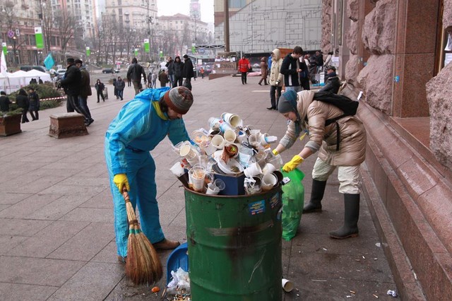 Митингующие с коммунальщиками наводили порядок на Евромайдане. Фото: Facebook