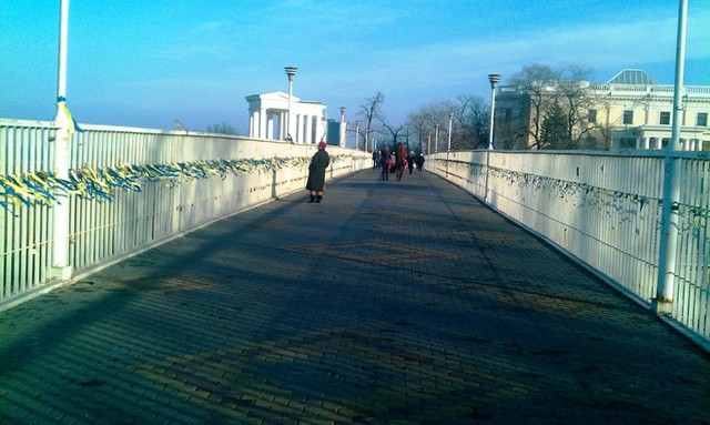 Тещин мост украсили лентами. Фото: facebook.com