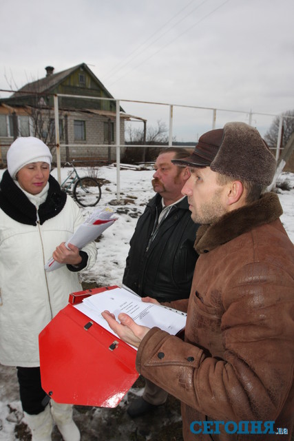 <br /><br />
Активист. Геннадий Туркин с личным удостоверением человека. Фото: А.Глушков