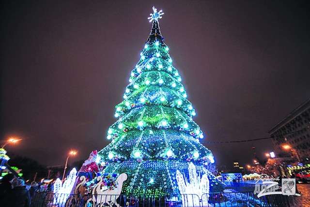 Харьков. 39-метровая елка стала самой высокой в Украине 
